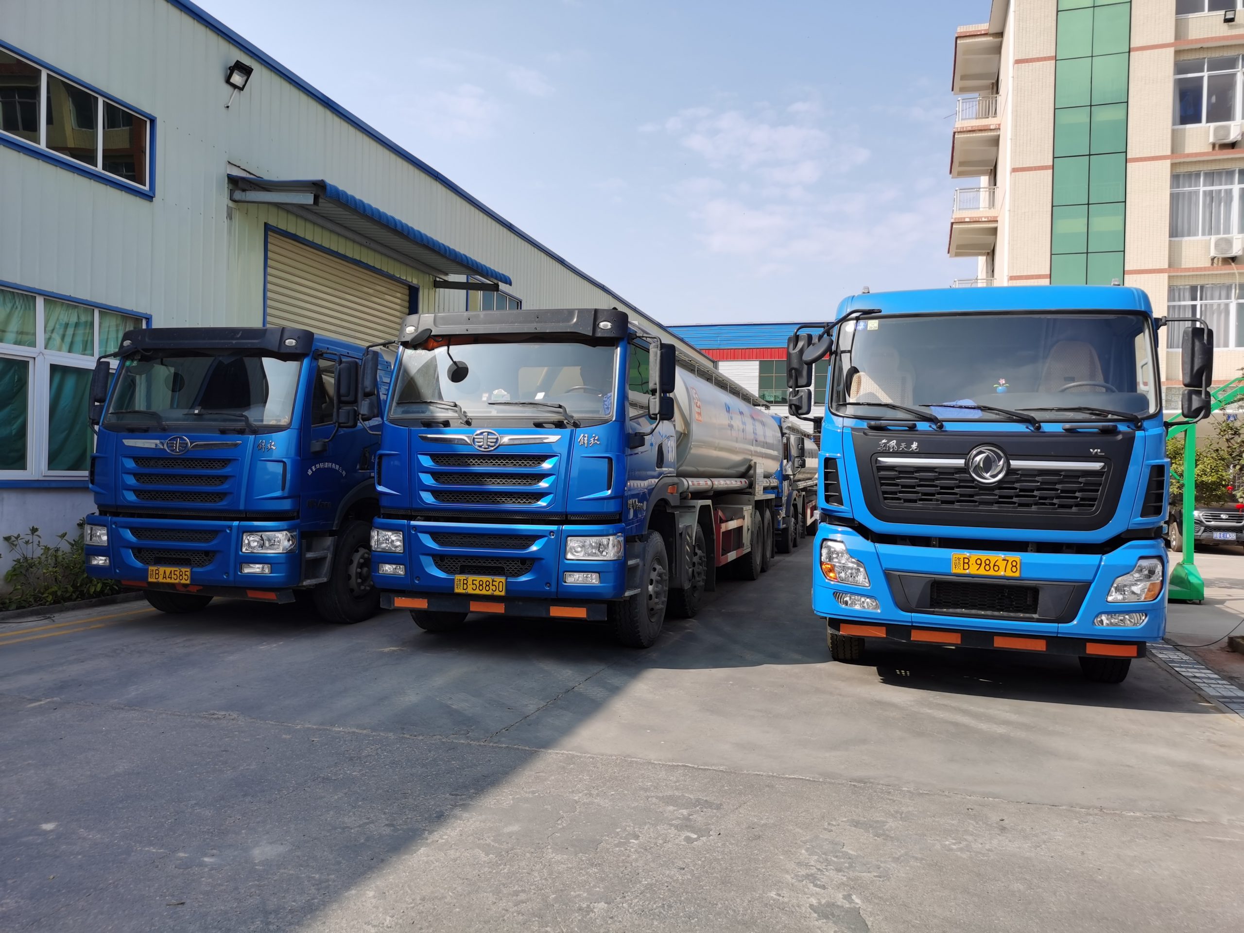 華軒建材公司新引進(jìn)多臺現(xiàn)代化運輸車